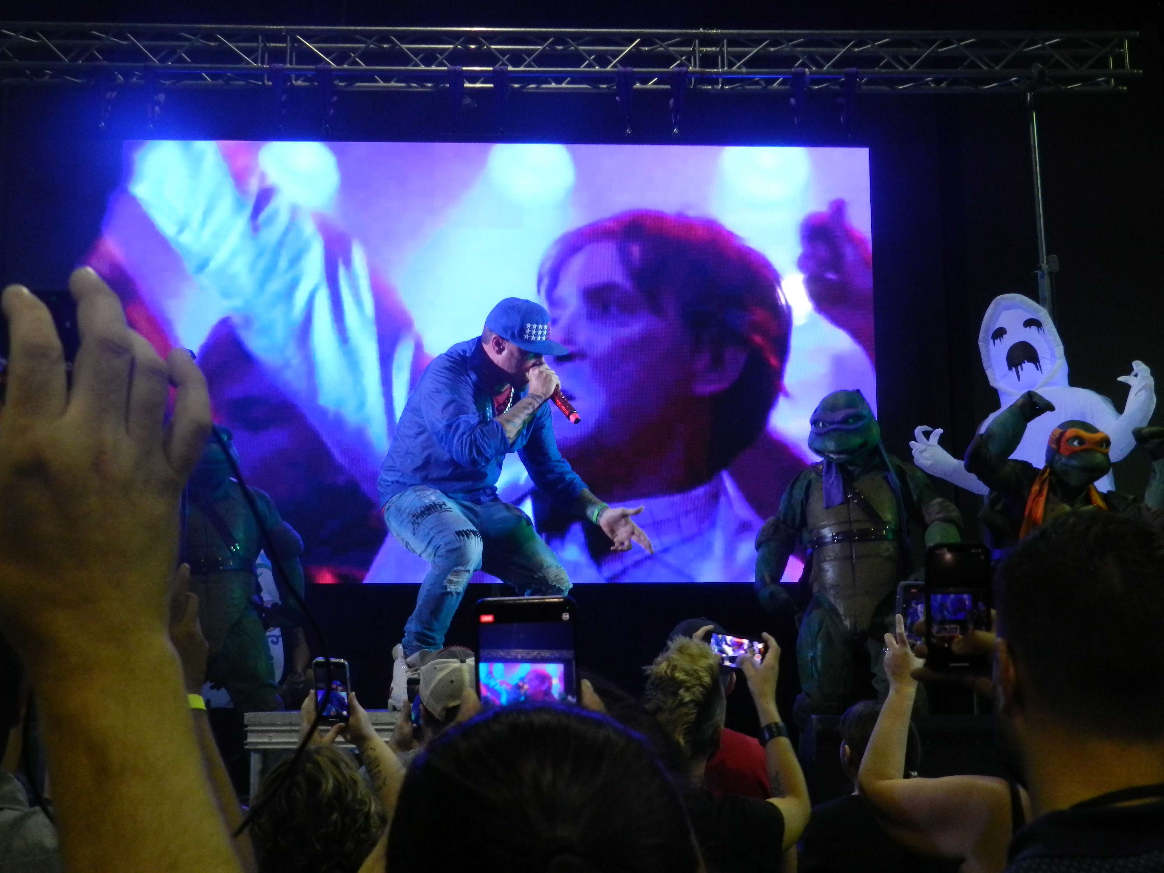 Convention Stories: That Time I Got Hit In The Head During Two Concerts In The Same Day